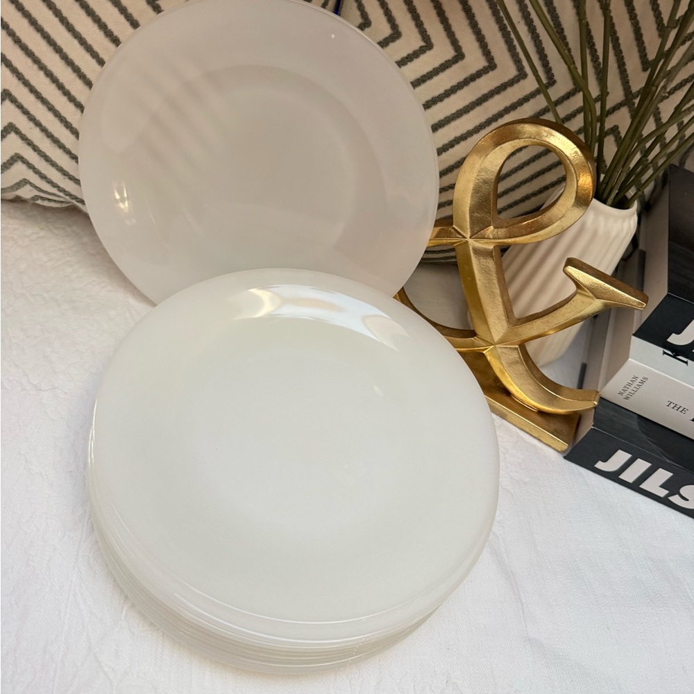 Arcopal France Vintage Milk Glass Dinner Plates, sets of 11 - Picture 6 of 9